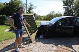 Cancello distrutto, auto in giardino: feriti e paura