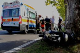 Scooter contro auto, un ferito