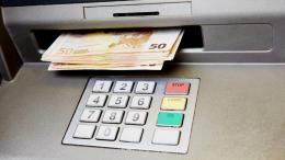 Bancomat impazzisce e regala banconote da 50 euro