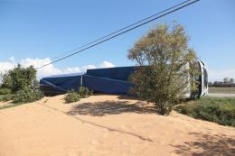 Tir si ribalta, quintali di grano perduto