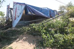 Il camion va fuoristrada, enorme carico di grano perduto