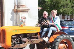 La parata di trattori, guidati dagli amministratori