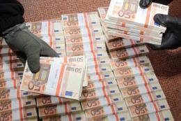 Avevano otto milioni di euro sepolti in giardino: trovati dai cani
