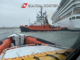 Mare in tempesta, la grande nave da crociera va alla deriva con 870 persone a bordo