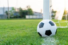 Troppe bestemmie, il prete vieta il calcio e chiude i campi