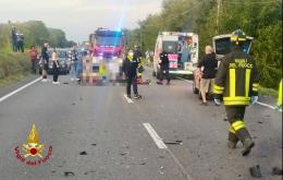 Spaventoso schianto, la moto s'incendia: un morto