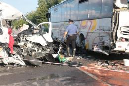 Si schianta contro una corriera, grave un 38enne