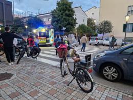 Falcia nonnina con la bici elettrica, è grave