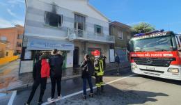 Scoppiano le fiamme in cucina: distrutto un appartamento 
