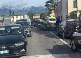 Follia pura: 19enne armato ruba due auto, ammazza un ciclista e sperona i carabinieri