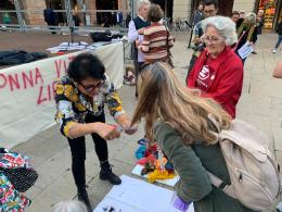 Corteo e taglio di capelli per le donne iraniane 
