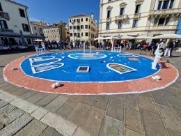 In centinaia per ammirare il mandala