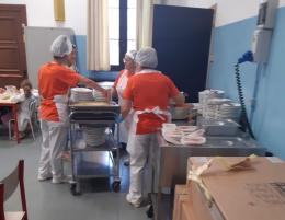 “Il Comune paghi i pasti ai bimbi”