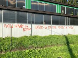 Scritte contro i vigili urbani: "Infami"