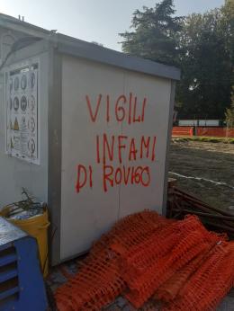 Raid vandalico, scritte contro la polizia locale: "Infami"