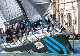 Una regata tra le calli