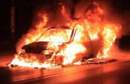 Muore a 19 anni nell'auto in fiamme