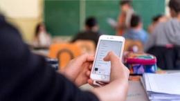 “Cellulare in classe? Giusto limitarlo”