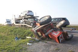 Scontro con la bisarca, si ribalta col trattore