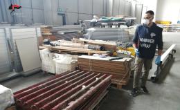 Capannone (e non solo) strapieno di eternit: scatta la denuncia