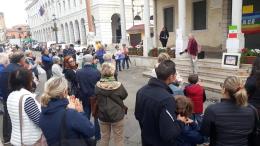 In piazza per la libertà delle iraniane, una giovane si sente male