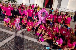 Un'esplosione di gioia e colore: è la Camminata Rosa