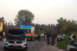 Auto contro moto, donna elisoccorsa 