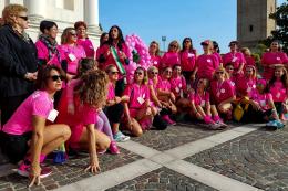 Un'esplosione di gioia e colore: è la Camminata Rosa