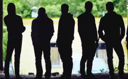 Sorprende la baby gang a rubare alcool, pestato a sangue