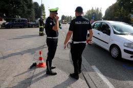 Esce dal lavoro, lo investe un'auto