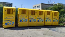 Vestiti abbandonati fuori dai bidoni, adesso basta