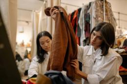 Nella moda c'è una nuova tendenza: riciclare