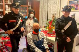 I carabinieri fanno la spesa a una famiglia in difficoltà
