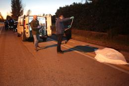 Pedone travolto da un'auto, muore 58enne
