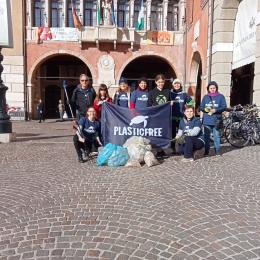 Caccia grossa per Plastic Free, raccolti 3 chili di mozziconi