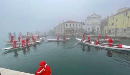 Babbo Natale corre veloce per sostenere la solidarietà