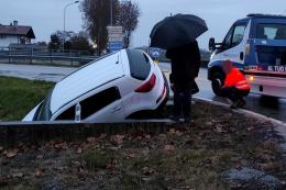 Si schianta in rotatoria