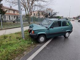 Si schianta sul palo con le bimbe in auto