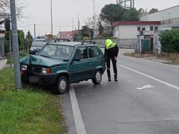 Schianto sul palo, paura per due bambine