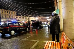 Pugni in faccia e calci in testa: spaventosa rissa in piazza