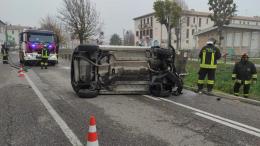 Furgone si ribalta e sfiora per poco il canale