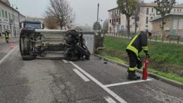 Carambola in paese, furgone sfiora il canale