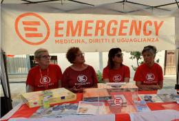 I volontari di Emergency in piazza con i panettoni