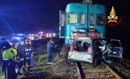 Auto travolta dal treno, c'è un ferito