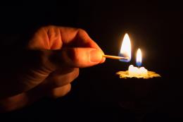 Visite mediche al lume di candela per protesta