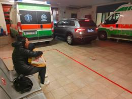 Bimbo malato aspetta al freddo di entrare in Pronto Soccorso