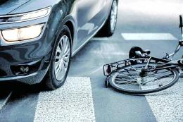 Scontro auto - bici, giovane in ospedale
