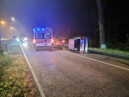 Auto ribaltata su un fianco, conducente ferito