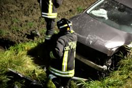 Si schianta e distrugge auto e lampione