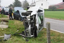Distrugge un palo di cemento e finisce su un fianco, miracolata la conducente